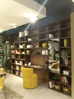Libreria a giorno con scaletta
