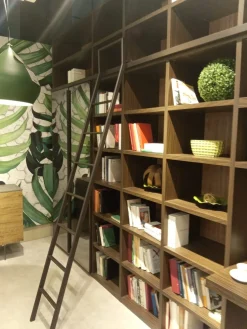 Libreria a giorno con scaletta